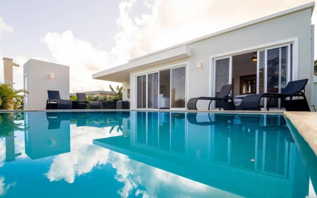 Professionally Decorated Open Concept Villa