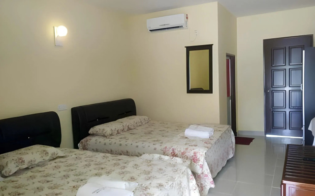 Penarak Bamboo Beach Motel