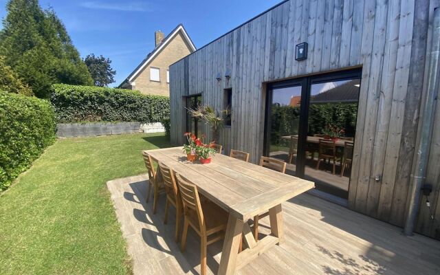 Luxurious Villa in a Residential Location