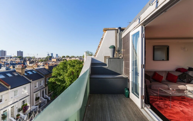 Olympia 2 Bed Duplex by BaseToGo