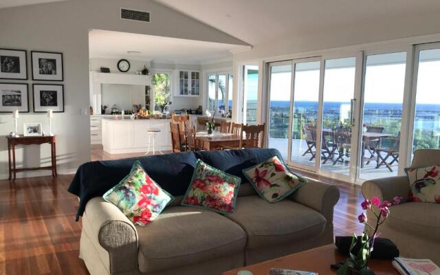 Jetty Splendour Guest Bedroom with Bathroom en-suite B'nB