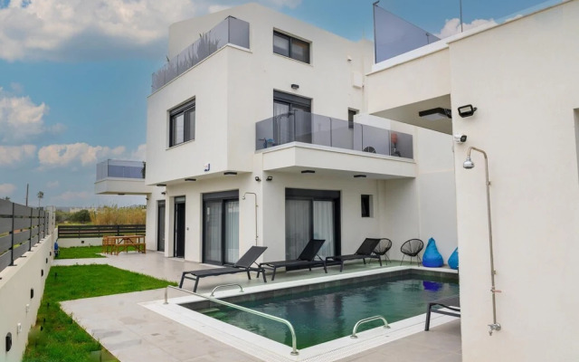 Elegant & Stylish Villas With Shared Pool in Crete