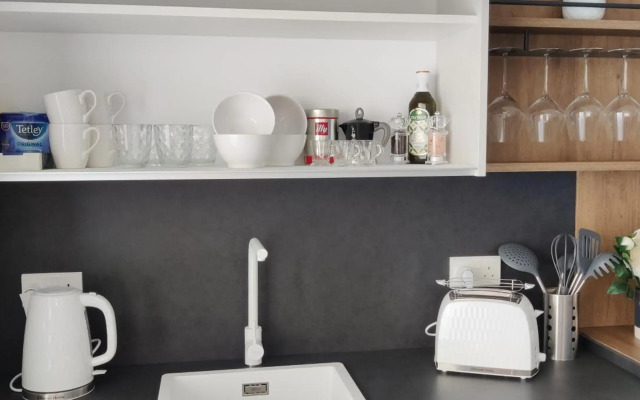 Ideal Location, Stylish 1BR Apartment with Free Parking