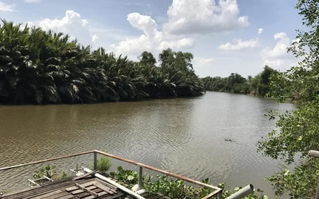 Floating Island Seafood & Resort