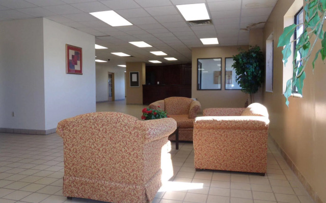 Econo Lodge Inn & Suites