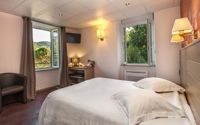 Logis Hôtel Restaurant Les 2 Rives - A75, en bordure de rivière