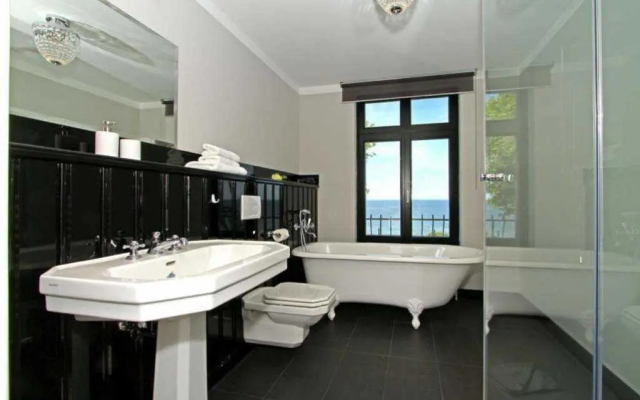 Villa Schering App 4 Black White