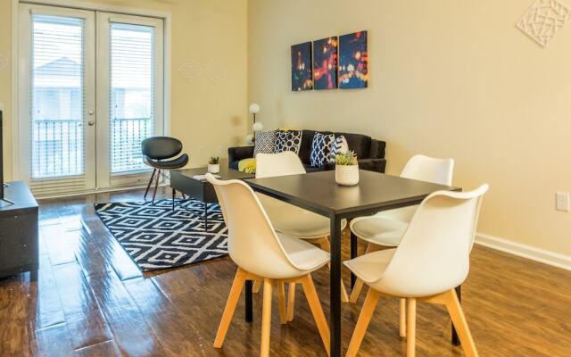 Southside 1 BR Apt with Parking by Frontdesk