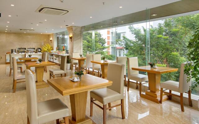 La Beach Hotel