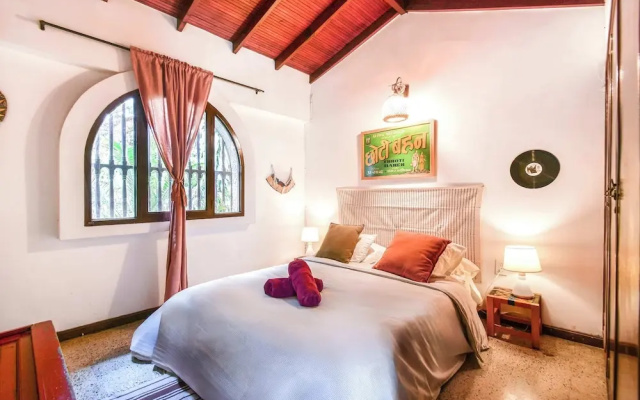 w Bright Colonial 5BR House With Balcony
