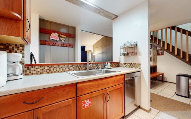 Escape to The Summit - Pool & HT Next Door