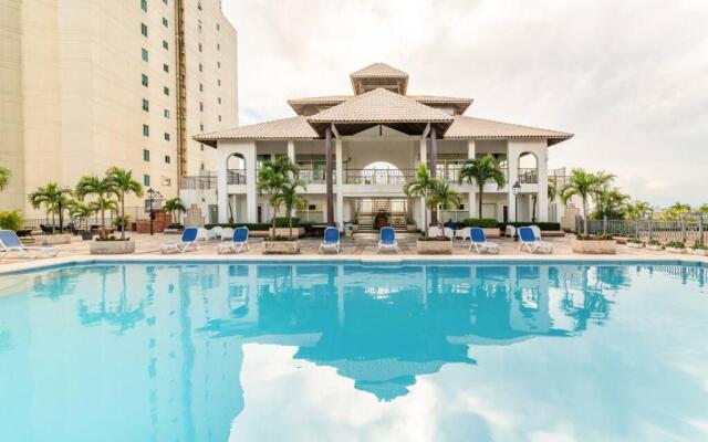 Luxurious 2BDR condo located in Prestigious Tower.