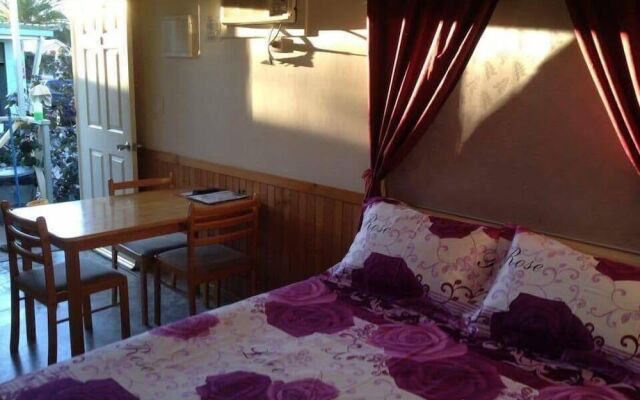 Banjo's Overnight & Holiday Units