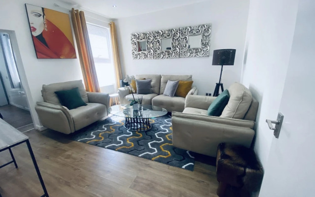 Inviting 5-bed House in Manchester