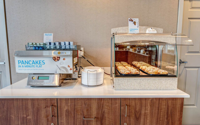 Holiday Inn Express & Suites Woodbridge