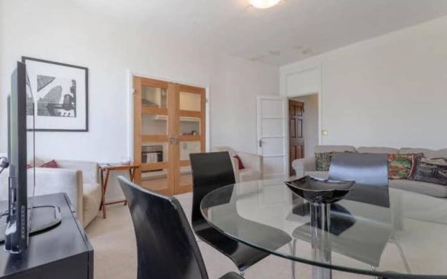 Elegant 2 Bedroom Earls Court Apartment