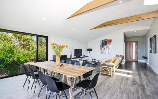 Seaview - Pet Friendly with Stunning Views - 1 Min to Beach