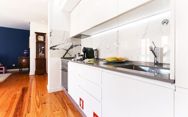 JOIVY Bold & classy 2BR home w/balcony in Baixa, moments from shopping streets