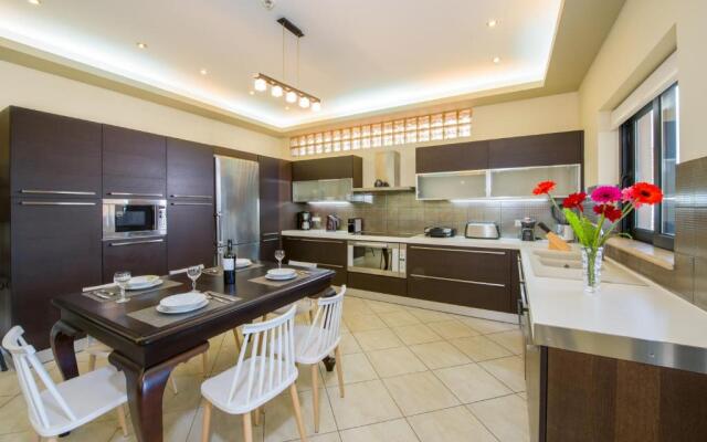 Manolia Dream Apartment 3-bedrooms 30m to the beach