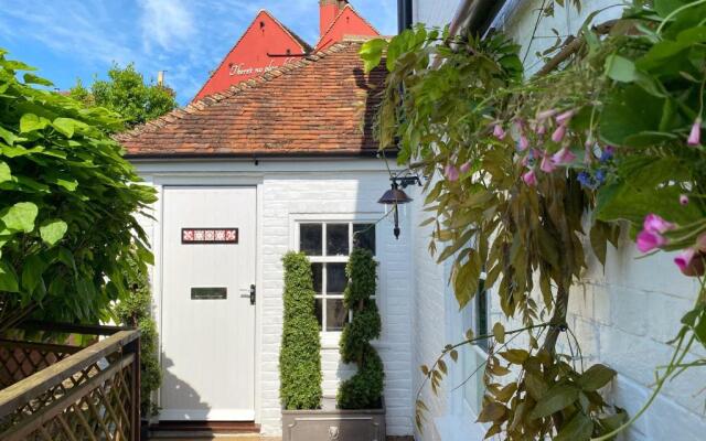 Hambrook House Canterbury - NEW luxury guest house with spa tub