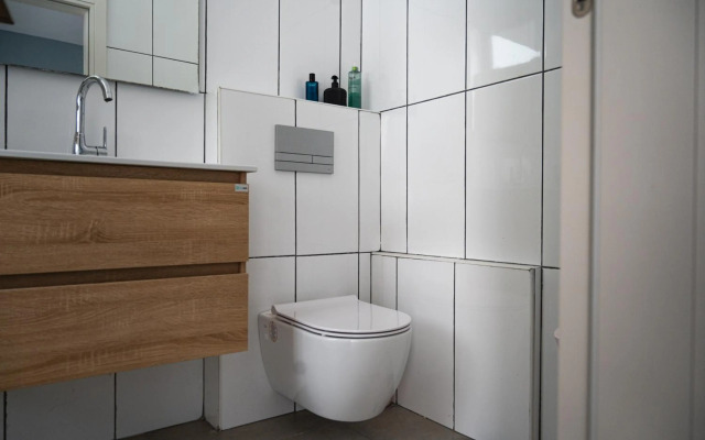 New Stylish 2-BR Apartment with Private Balcony