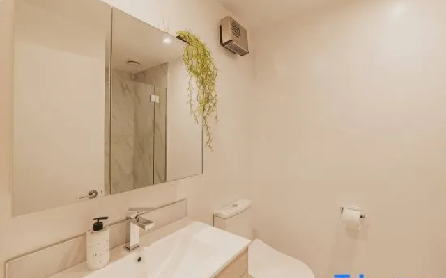 Madhouse Comfort - 2-BR Haven on Tuam Street – Bathroom – Christchurch