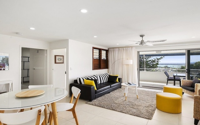 A Stylish Apartment with Noosa Views! - Unit 6 Yaringa 29 Noosa Drive – Guest Rooms – Noosa Heads
