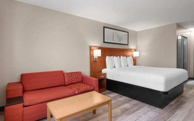 Travelodge by Wyndham Fargo West Acres