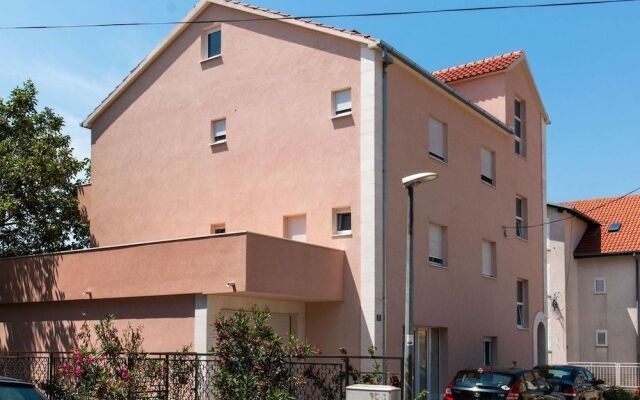 Three-Bedroom Apartment in Kastel Gomilica