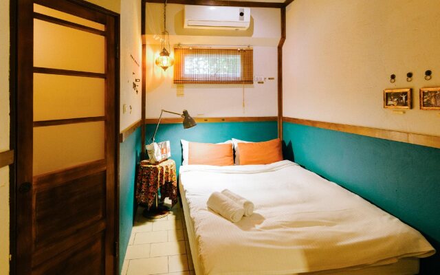 Solo Singer Hotel