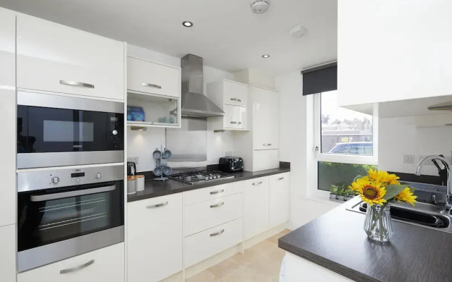 3 Bedroom Large House - Train Station