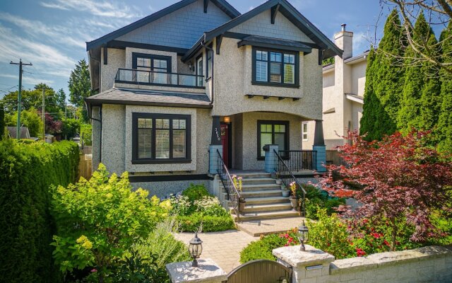 Elegant & Cozy Escape West Vancouver
