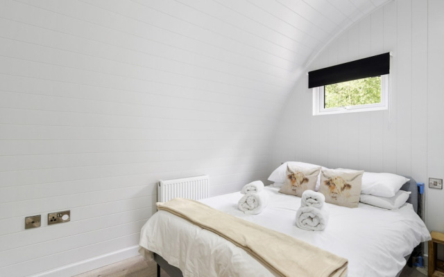Chalet in Hertford With Lakeside Hot Tub