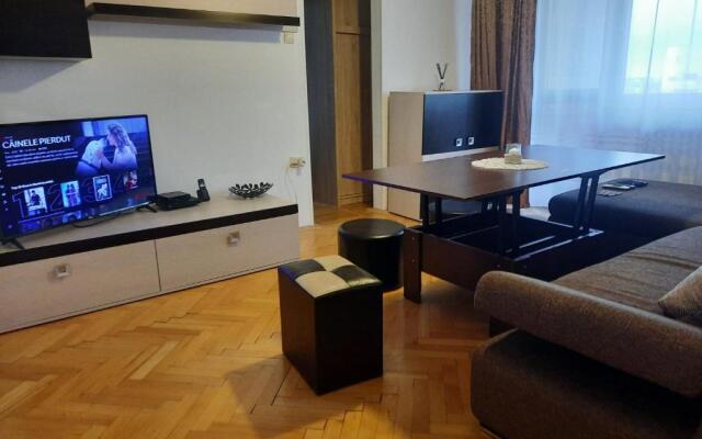 Apartament 3 camere semidecomandat