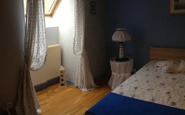 Maison Aux Volets Bleu