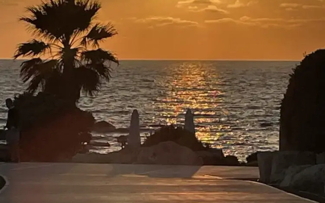 Townhouse With Pool 5 Minute Walk to Beach