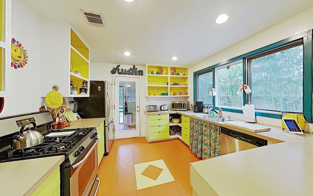 Hip 2BR Austin Bungalow by RedAwning