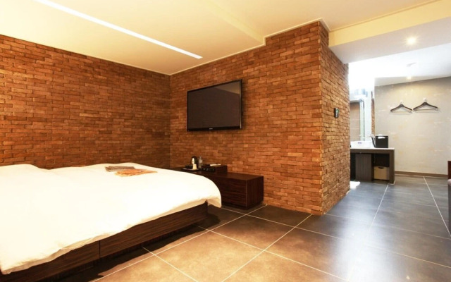 IMT 1 Hotel Wolgot