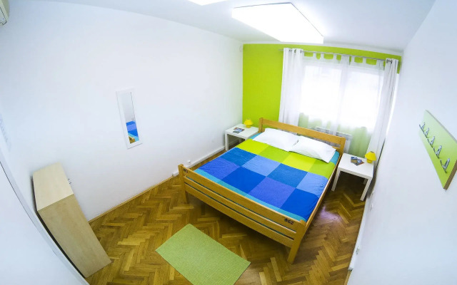 Whole Wide World Hostel & Bar