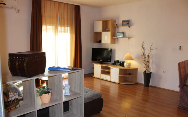 Apartments and Room Thea