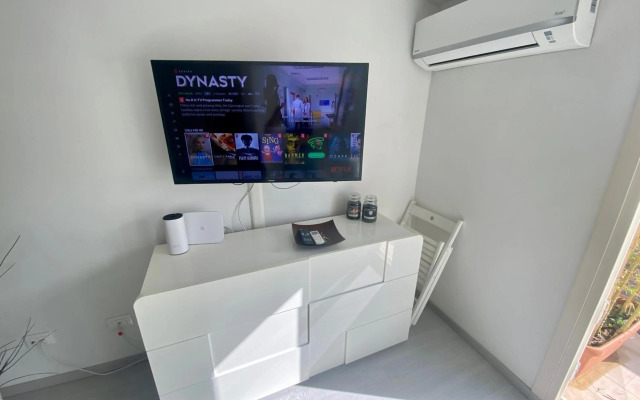 BeachFront Attic Apartment - access to private beach club