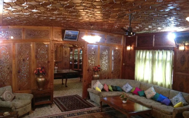 1 BR Houseboat in Nigeen Lake, Srinagar, by GuestHouser (657F)