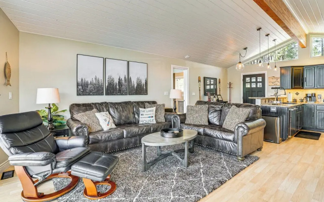 Lakefront Retreat w/ Kayaks, Paddle Boards & Deck!