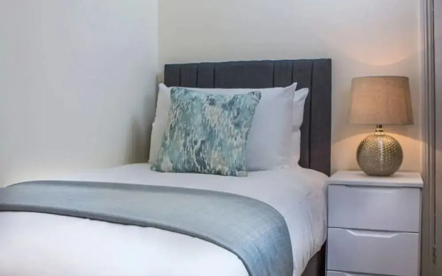 Lux Blu - Station Road