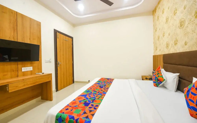 Fabhotel Golden Tree