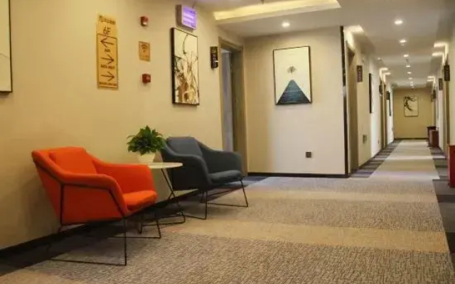Yijia 365 Chain Hotel (Zhengding Meishan Mall Ancient City Branch)