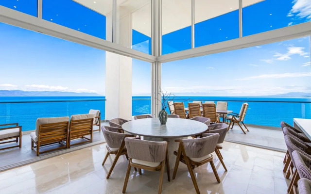 Beachfront Luxury 4BR Penthouse With Incredible Ocean Views