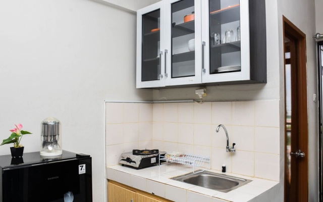 Homey and Modern 2BR at Lagoon Apartment near Shopping Center – Kitchen – Bekasi