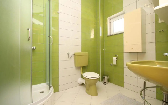 Apartments with a parking space Vinisce, Trogir - 8660