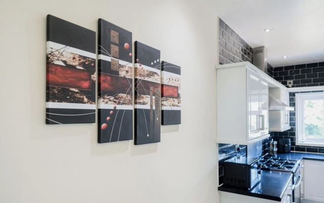 6-bed House - Sleeps 13 - Families & Contractors